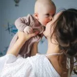 zena drzi sve miminko