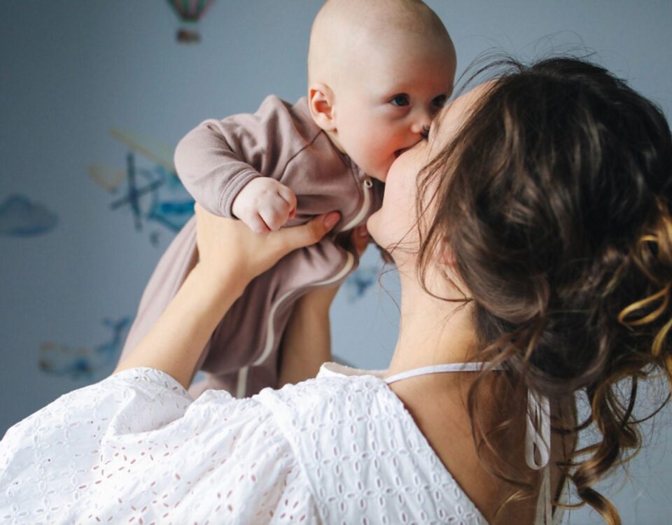 zena drzi sve miminko